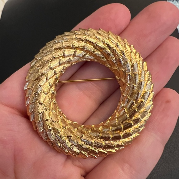 Vintage Brooch Monet Wreath Textured Circle Leaf Bark Overlapping Gold tone - Picture 12 of 12
